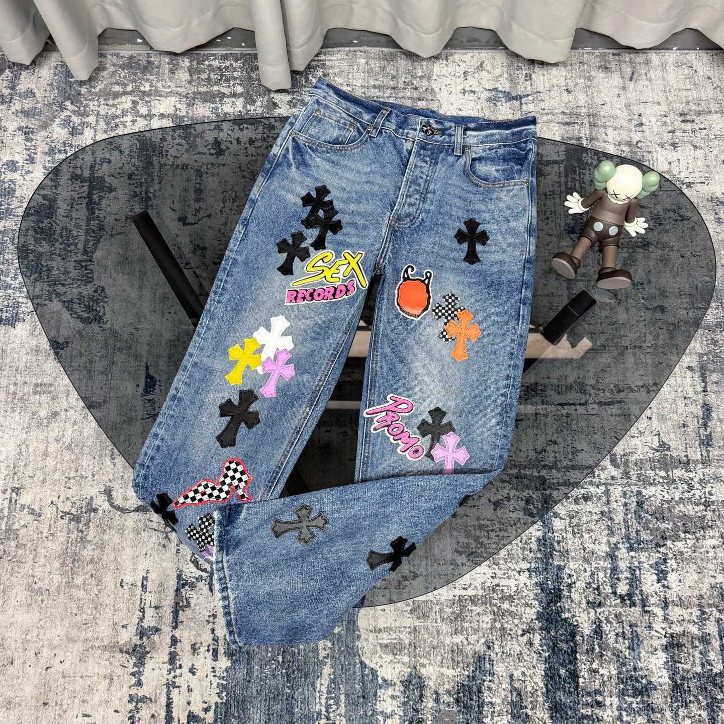 P320 Chrome Heart Blue Ox King Graffiti Multi-Color Leather Jeans [Same Style as L*Xiang] Chrome Heart Blue Ox King Graffiti Multi-Color Leather Jeans are the “king of the market” in the fashion industry! Made of high-quality denim and processed through complex washing processes, the distressed effect is super unique. The multi-color leather and graffiti design bring out the cool street genes of Crowe. Each pair of pants is unique, and you can directly transform into a street trend ICON when you put it on. The matching method is super cool: High street style: Pair it with a black hooded sweatshirt, thick-soled boots, and stacked silver chains. When you go to the stage or on the street, you will have an aura of 2.8 meters. You can slay at concerts and out on the street. Mix and match trendy styles: wear a suit jacket + canvas shoes for boys, and wear a short crop top + dad shoes for girls. Mix and match to create a sense of contrast, full of fashion sense, and the hair tie will get likes in seconds when taking photos. Couples share the same style: one pair with each other, the boy wears a solid color T + sneakers, the girl wears a short top + sneakers, they are the most eye-catching trendy couple when they go out, and they keep turning heads! No matter what your style is, these pants can help you grasp the essence of the trend. It is a must-have for trendy players. You will look the most beautiful on the street when you put it on! Size: 28/30/32/34/36 Waist: 70/75/80/85/90 Pants length: 102/104/106/108/110
